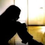 പുരുഷന്മാരെ വീട്ടിലെത്തിച്ചു, അമ്മയുടെ ഒത്താശയോടെ 12കാരിയെ ബലാത്സംഗം ചെയ്തു, പരാതി നല്‍കി അച്ഛന്‍!