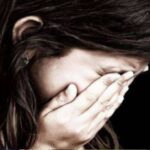 ‘മൊബൈലില്‍ മിസ്ഡ് കോള്‍ കൊടുക്കും, തിരിച്ച്‌ വിളിക്കുന്നവരെ സൗഹൃദം സ്ഥാപിച്ച്‌ പ്രത്യേക സ്ഥലത്തേക്ക് വിളിച്ചു വരുത്തും. . .’; യുവതിയുടെ ഹണിട്രാപ്