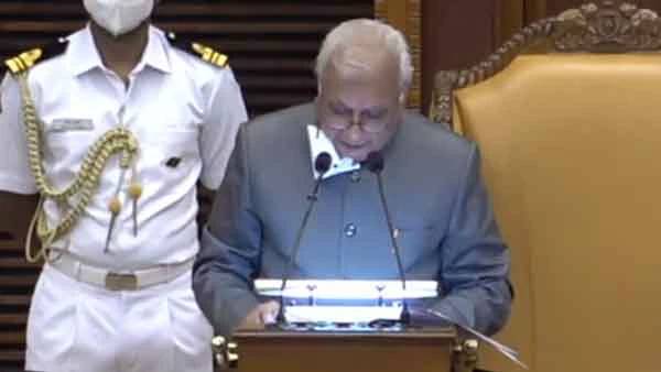 ഗവര്‍ണര്‍ നിയമസഭയിലെത്തി, നയപ്രഖ്യാപന പ്രസംഗം ആരംഭിച്ചു , ഗോ ബാക്ക് വിളിയുമായി പ്രതിപക്ഷം സഭ വിട്ടു