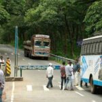 യുവാവിന്റെയും വീട്ടമ്മയുടെയും ആത്മഹത്യാ: ഇരുവരും തൂങ്ങിയത് ഒരേ ബെഡ് ഷീറ്റില്‍; വിഷക്കുപ്പിയും കണ്ടെത്തി