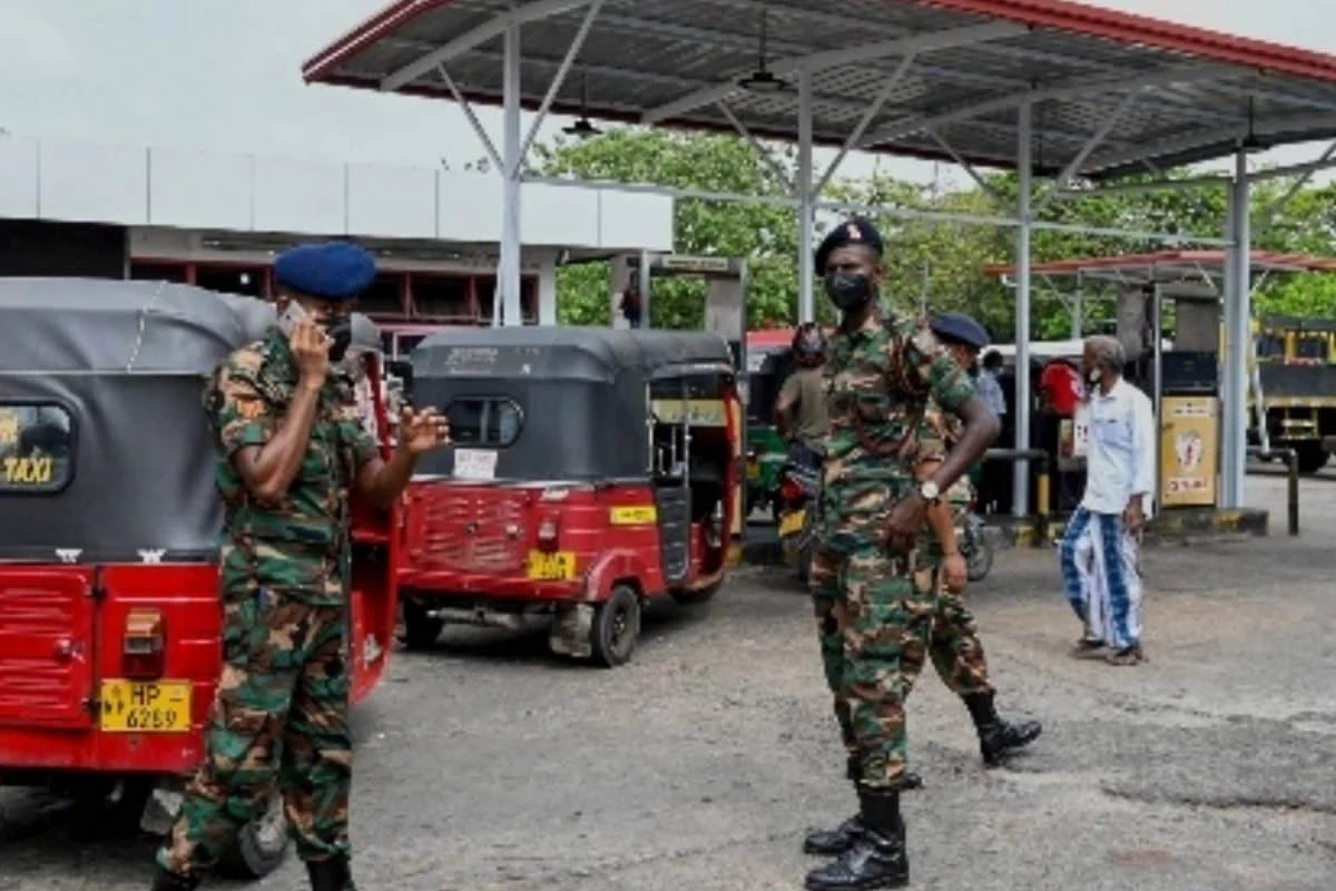 ഇന്ധനക്ഷാമം രൂക്ഷം; പമ്ബുകളില്‍ നീളന്‍ ക്യൂവും ബഹളവും; പട്ടാളത്തെ ഇറക്കി ശ്രീലങ്ക