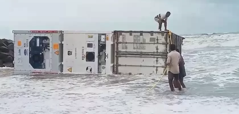 മുങ്ങിയ കപ്പലിലെ കണ്ടെയ്നർ തീരത്തടിഞ്ഞു