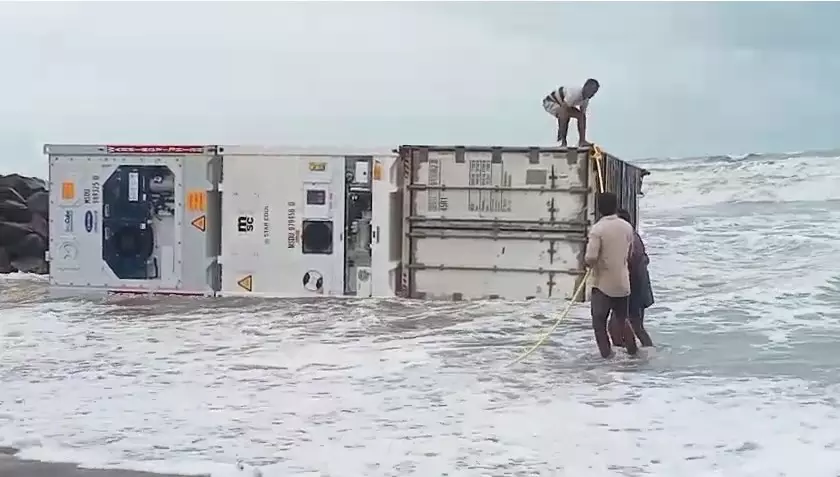 മുങ്ങിയ കപ്പലിലെ കണ്ടെയ്നർ തീരത്തടിഞ്ഞു