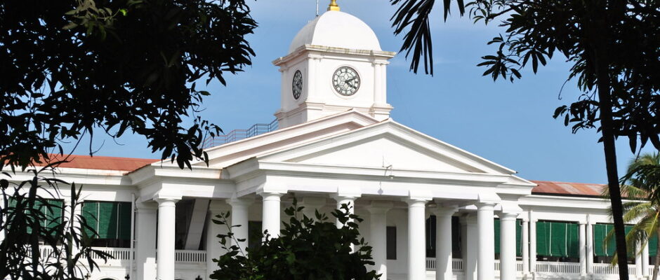 ദളിത് ജീവനക്കാരിയെ മാറ്റിയതിന് ശേഷം ശുദ്ധികലശം