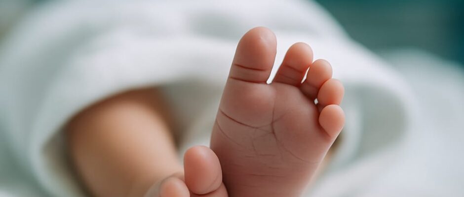 പറമ്പിൽ നവജാത ശിശുവിന്റെ മൃതദേഹം കണ്ടെത്തി; മാതാവ് ആശുപത്രിയിൽ