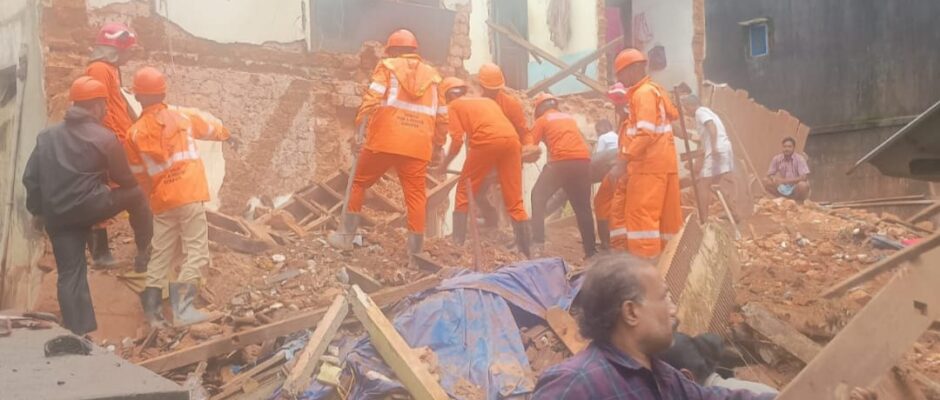 കൊടകരയിൽ കെട്ടിടം തകർന്നു വീണു