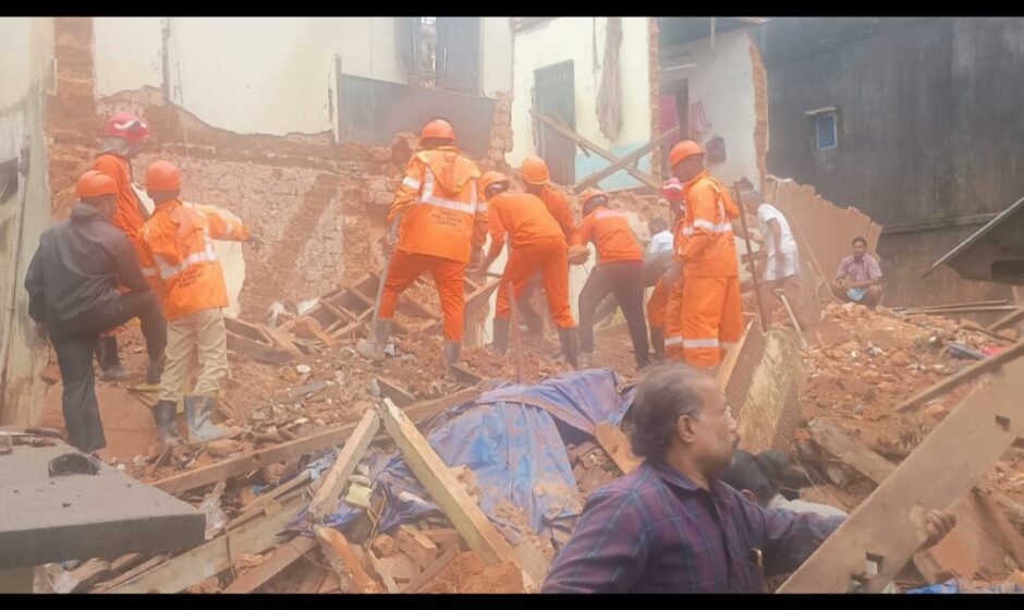 കൊടകരയിൽ കെട്ടിടം തകർന്നു വീണു