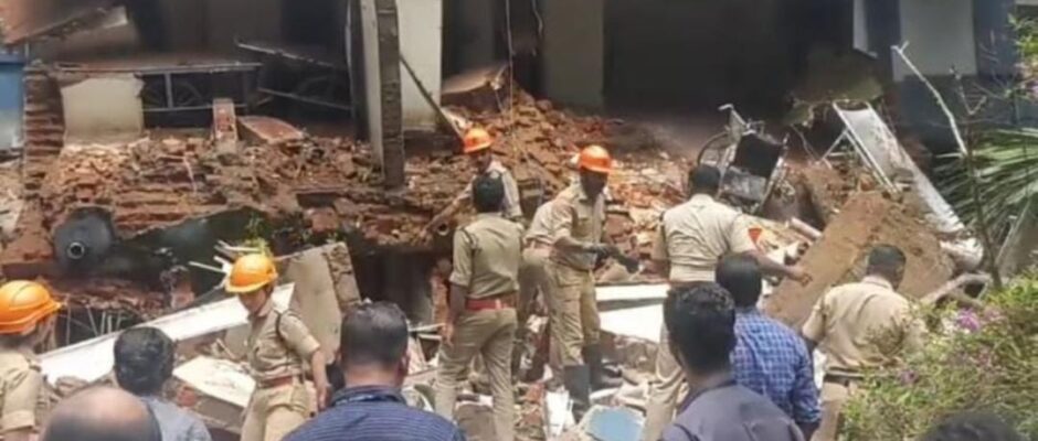 കോട്ടയം മെഡിക്കൽ കോളേജിൽ കെട്ടിടം തകർന്നു