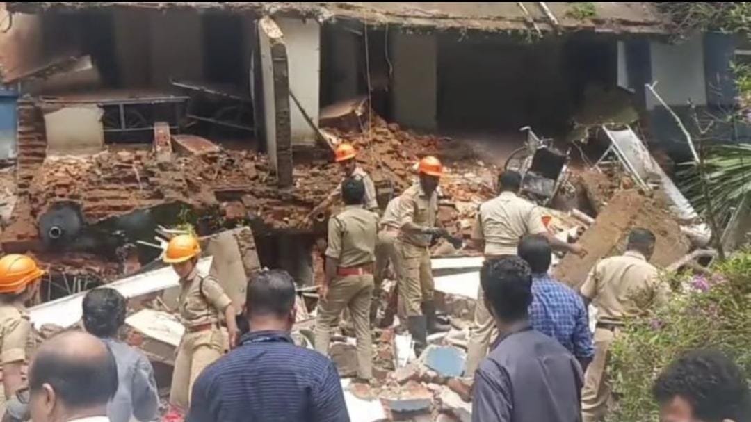 കോട്ടയം മെഡിക്കൽ കോളേജിൽ കെട്ടിടം തകർന്നു; 14-ാം വാർഡിലാണ് അപകടം