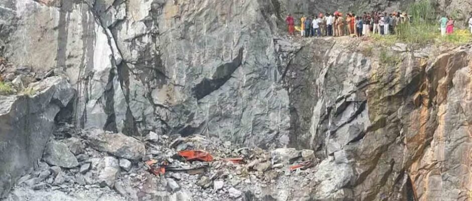 വലിയ ക്രെയിൻ എത്തിച്ചെങ്കിലും പാറ നീക്കം വലിയ വെല്ലുവിളി