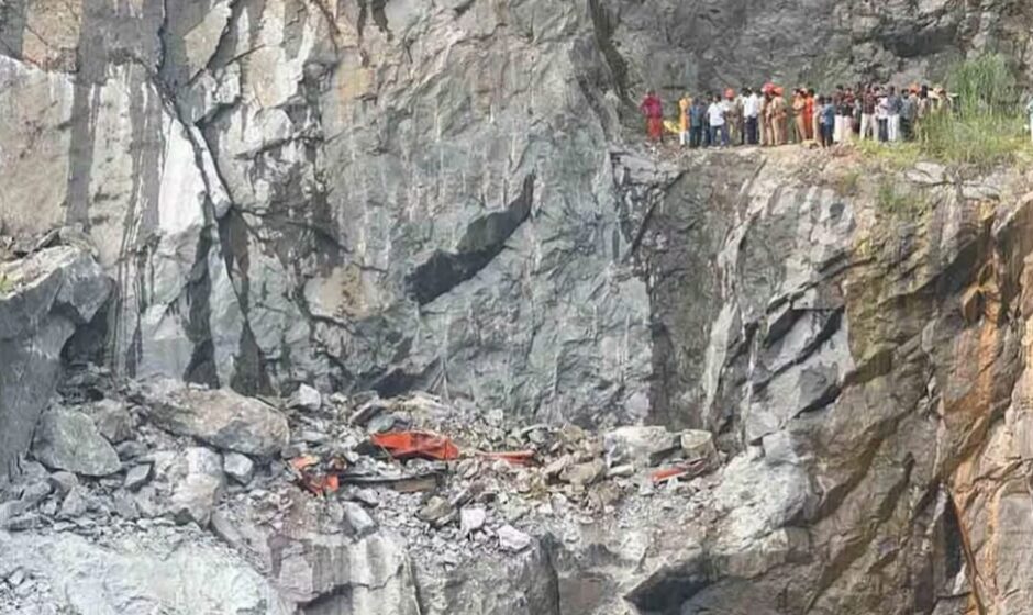 വലിയ ക്രെയിൻ എത്തിച്ചെങ്കിലും പാറ നീക്കം വലിയ വെല്ലുവിളി