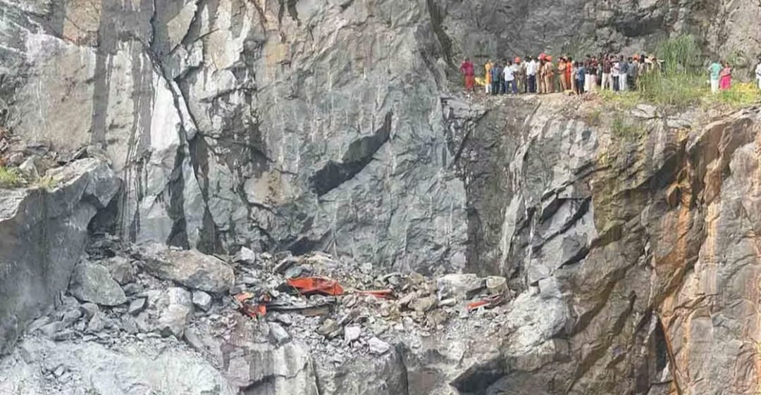 വലിയ ക്രെയിൻ എത്തിച്ചെങ്കിലും പാറ നീക്കം വലിയ വെല്ലുവിളി