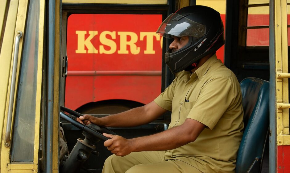 തല രക്ഷിക്കാൻ ഹെൽമറ്റ്; പണിമുടക്കിനിടെ ബസ് ഓടിച്ച് കെ.എസ്.ആർ.ടി.സി ഡ്രൈവർ ശ്രദ്ധയിൽ