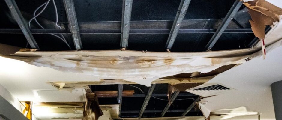 ലോ കോളേജ് സീലിങ് തകർന്നു വീണു