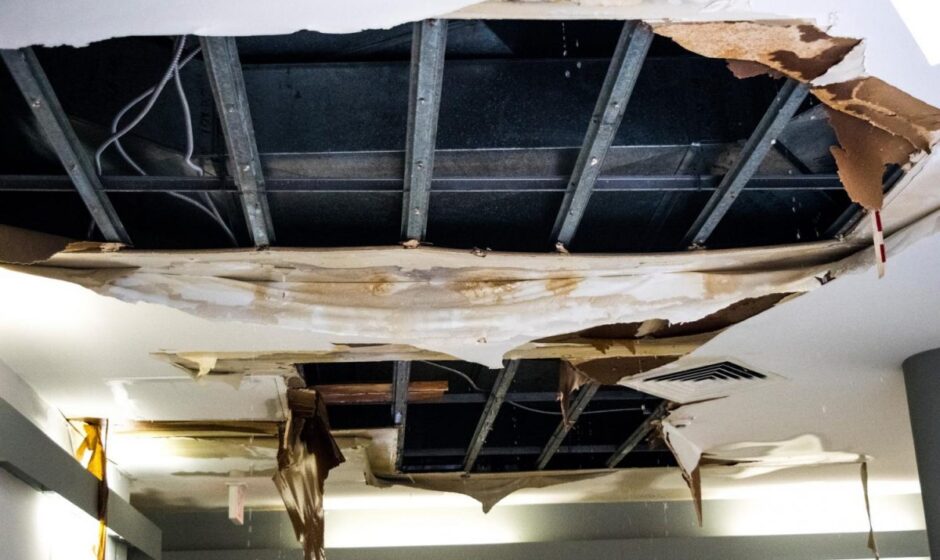 ലോ കോളേജ് സീലിങ് തകർന്നു വീണു