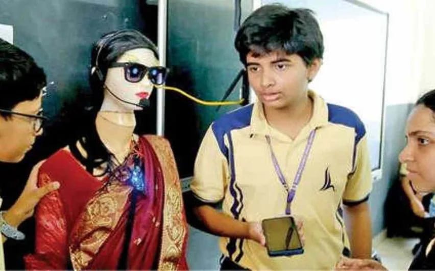 എന്ത് സംശയവും ചോദിക്കാം: ‘നോവ’ റോബോട്ടിക് ടീച്ചര്‍ ഉത്തരംനല്‍കും, രൂപകല്പന ചെയ്തത് വിദ്യാര്‍ഥികള്‍