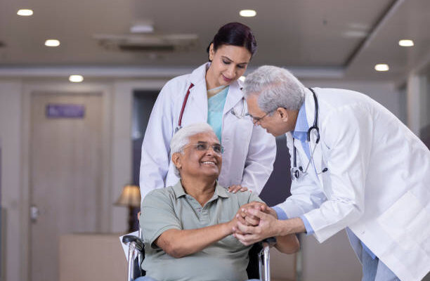 ​സെപ്റ്റംബർ ഒന്ന് മുതൽ സംസ്ഥാനത്തെ ആശുപത്രികളിൽ മുതിർന്ന പൗരന്മാർക്കായി പ്രത്യേക ഒ.പി. കൗണ്ടറുകൾ തുടങ്ങും. വാർദ്ധക്യസഹജമായ ബുദ്ധിമുട്ടുകൾ കാരണം നീണ്ട ക്യൂവിൽ നിൽക്കേണ്ടി വരുന്ന അവസ്ഥ ഒഴിവാക്കുക എന്നതാണ് ഈ പദ്ധതിയുടെ പ്രധാന ലക്ഷ്യം.