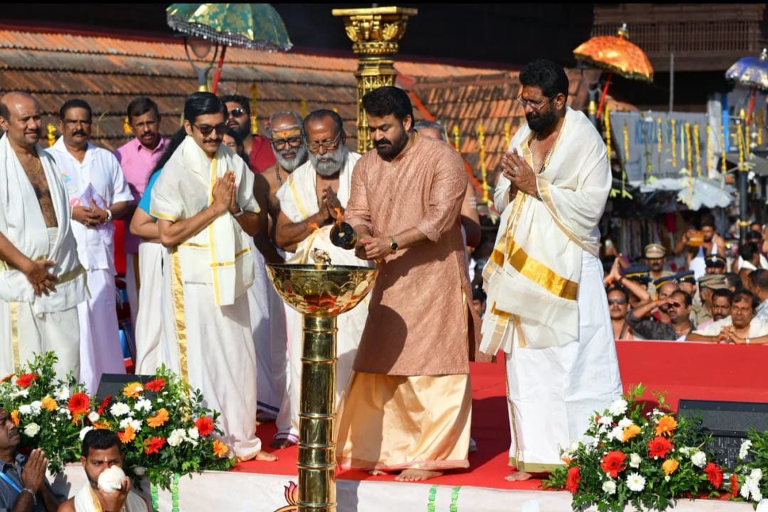 പത്മനാഭസ്വാമി ക്ഷേത്രത്തിൽ വിളംബര പത്രിക സ്വീകരിച്ച് മോഹൻലാൽ; ‘അനുഗ്രഹമായി ഈ സ്വീകരണം’