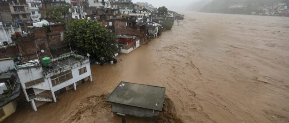 ജമ്മുകശ്മീരിൽ കനത്ത മഴ, പ്രളയം; ദുരിതത്തിൽ 35 പേർ മരിച്ചു