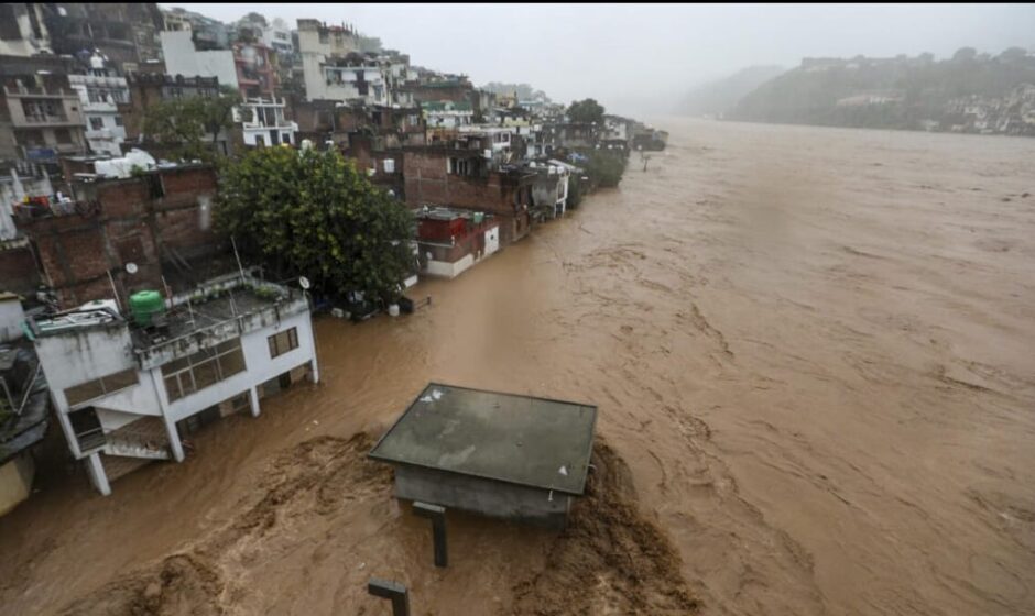 ജമ്മുകശ്മീരിൽ കനത്ത മഴ, പ്രളയം; ദുരിതത്തിൽ 35 പേർ മരിച്ചു