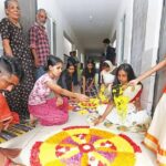 ‘ലോക’യുടെ വ്യാജ പതിപ്പ് ട്രെയിനിൽ; ദൃശ്യങ്ങൾ പുറത്ത്, പൈറസിക്ക് എതിരെ കർശന നടപടിക്ക് ഒരുങ്ങി അണിയറ പ്രവർത്തകർ