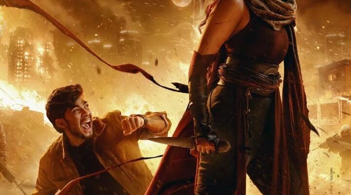 ‘ലോക’യുടെ വ്യാജ പതിപ്പ് ട്രെയിനിൽ; ദൃശ്യങ്ങൾ പുറത്ത്,