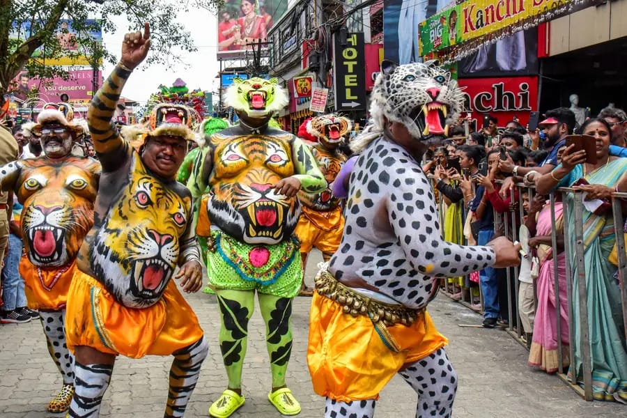 പുലിക്കളി’ ആവേശം: തൃശൂരിനെ ഇളക്കി മറിച്ച് പുലിവീരന്മാർ!