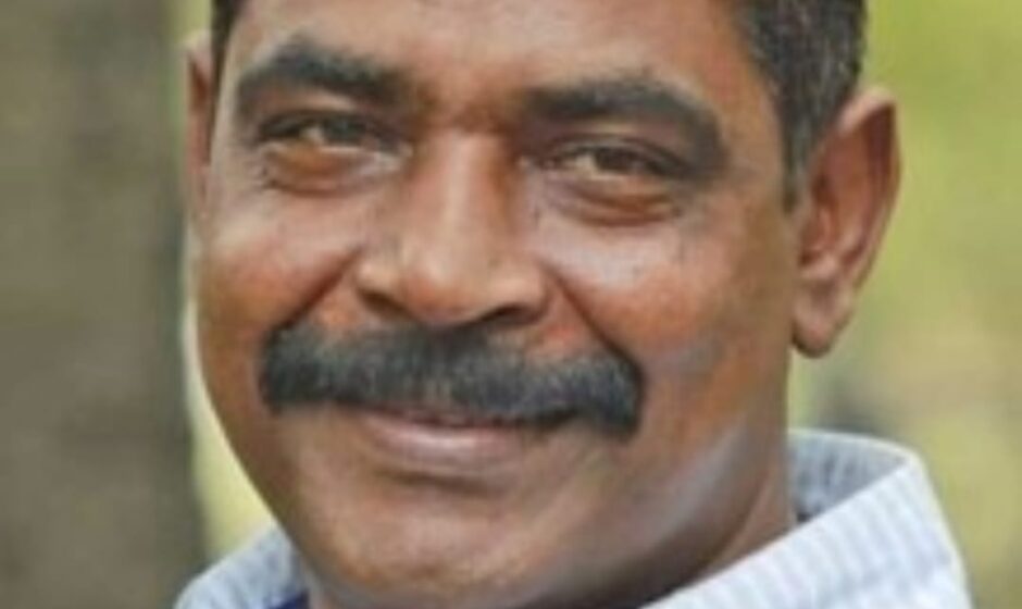 ​കൊച്ചി: സിനിമാ നിർമ്മാതാവും നടൻ മോഹൻലാലിന്റെ സന്തതസഹചാരിയുമായ ആന്റണി പെരുമ്പാവൂർ, തന്റെ പുതിയ കാറിനായി 32,0000 രൂപ മുടക്കി ഒരു വിഐപി നമ്പർ സ്വന്തമാക്കി.