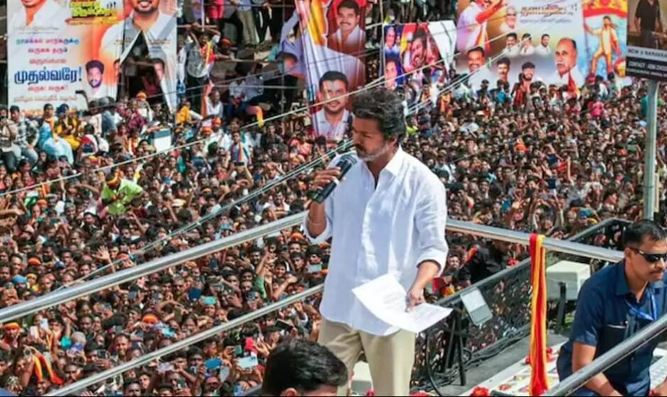 കരൂർ ദുരന്തം: പ്രാദേശിക നേതാവും ഓൺലൈൻ മാധ്യമപ്രവർത്തകനും കസ്റ്റഡിയിൽ