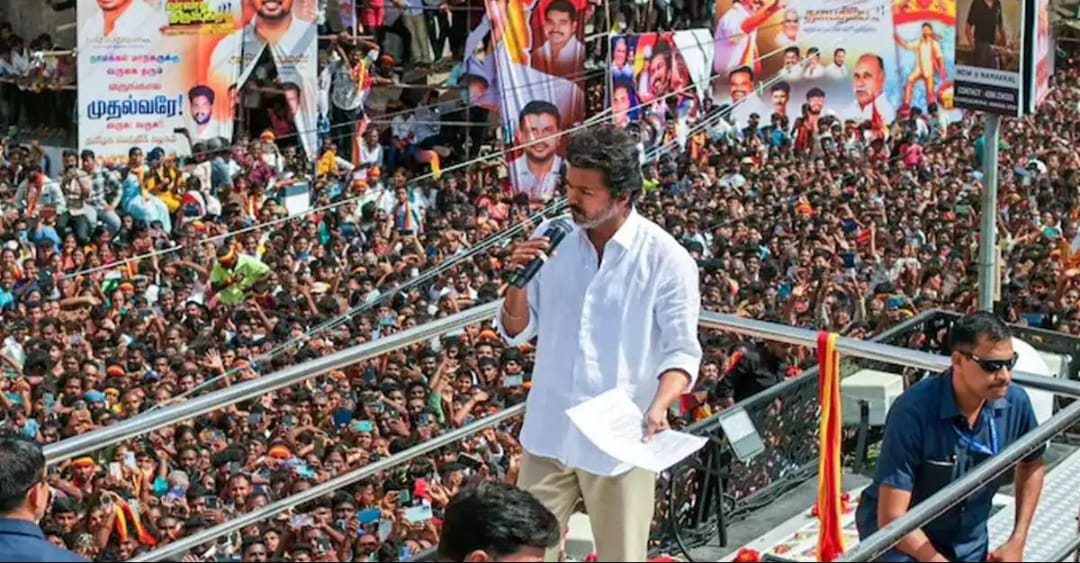 കരൂർ ദുരന്തം: പ്രാദേശിക നേതാവും ഓൺലൈൻ മാധ്യമപ്രവർത്തകനും കസ്റ്റഡിയിൽ