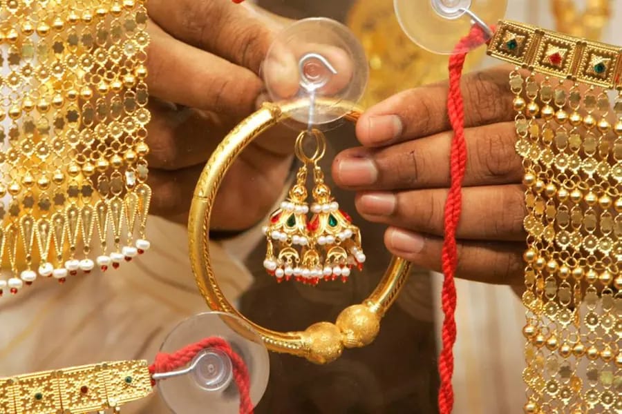 കുതിപ്പ് തുടര്‍ന്ന് സ്വര്‍ണം: തിങ്കളാഴ്ച കൂടിയത് 1,000 രൂപ, പവന് 88,560 രൂപയായി