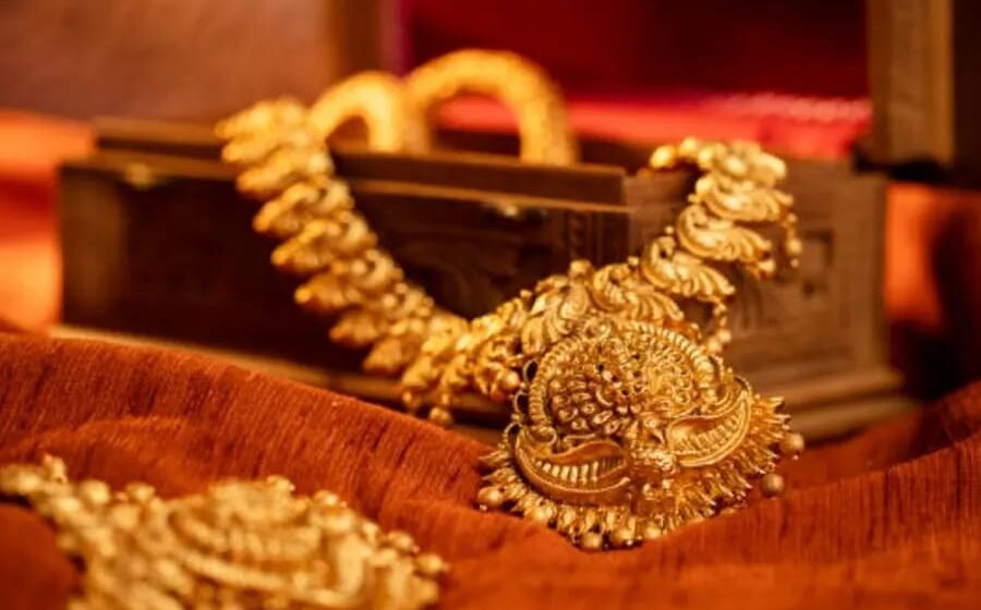 ചരിത്രനേട്ടവുമായി സ്വർണം;