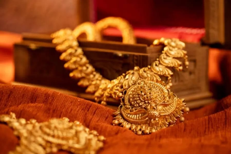 ചരിത്രനേട്ടവുമായി സ്വർണം: കേരളത്തിൽ സ്വർണവില സർവകാല റെക്കോർഡിൽ, പവന് 97,360 രൂപ