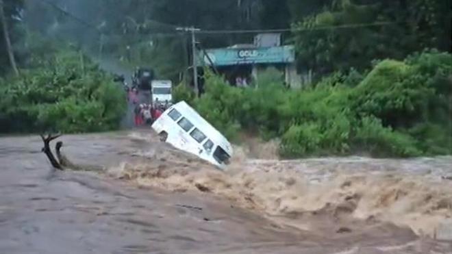 മഴവെള്ളപ്പാച്ചിലിൽ നിയന്ത്രണം വിട്ട് വാൻ: ഇടുക്കി കൂട്ടാറിൽ സംഭവം