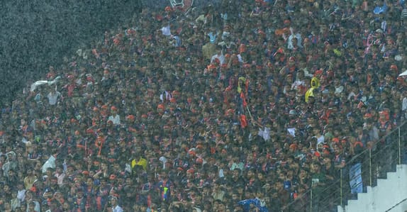 പെരുമഴയിലും തിങ്ങിനിറഞ്ഞ് മലപ്പുറത്തിന്റെ ഗാലറി; കമന്റുമായി സഞ്ജു സാംസൺ; വൈറൽ വിഡിയോ കണ്ടത് 5.6 മില്യൻ പേർ