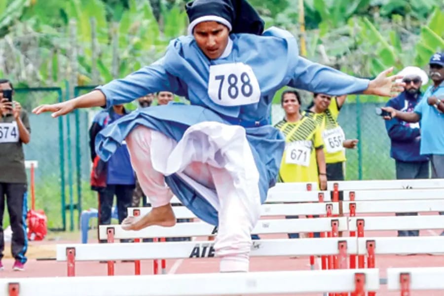 ട്രാക്കിലെ അത്ഭുതം: തിരുവസ്ത്രമണിഞ്ഞ് സിസ്റ്റർ സബീനയ്ക്ക് ഹർഡിൽസിൽ സ്വർണം 🥇