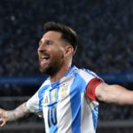 മനോഹരമായ പ്രകൃതി പ്രതിഭാസം: ക്രിസ്മസ് ദ്വീപിലേക്ക് റെഡ് ക്രാബുകളുടെ ‘ഹണിമൂൺ’ യാത്ര തുടങ്ങി.