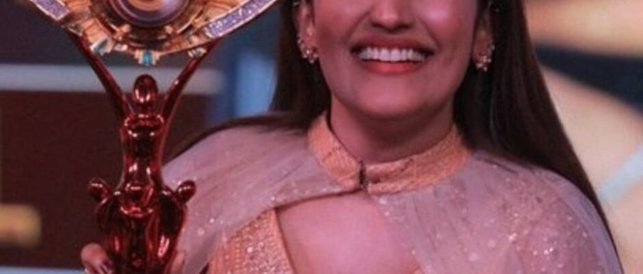 അനുമോൾ കപ്പും സമ്മാനത്തുകയും നേടി;