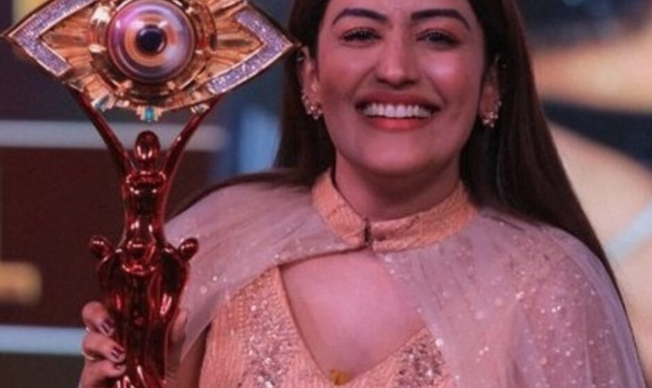 അനുമോൾ കപ്പും സമ്മാനത്തുകയും നേടി;