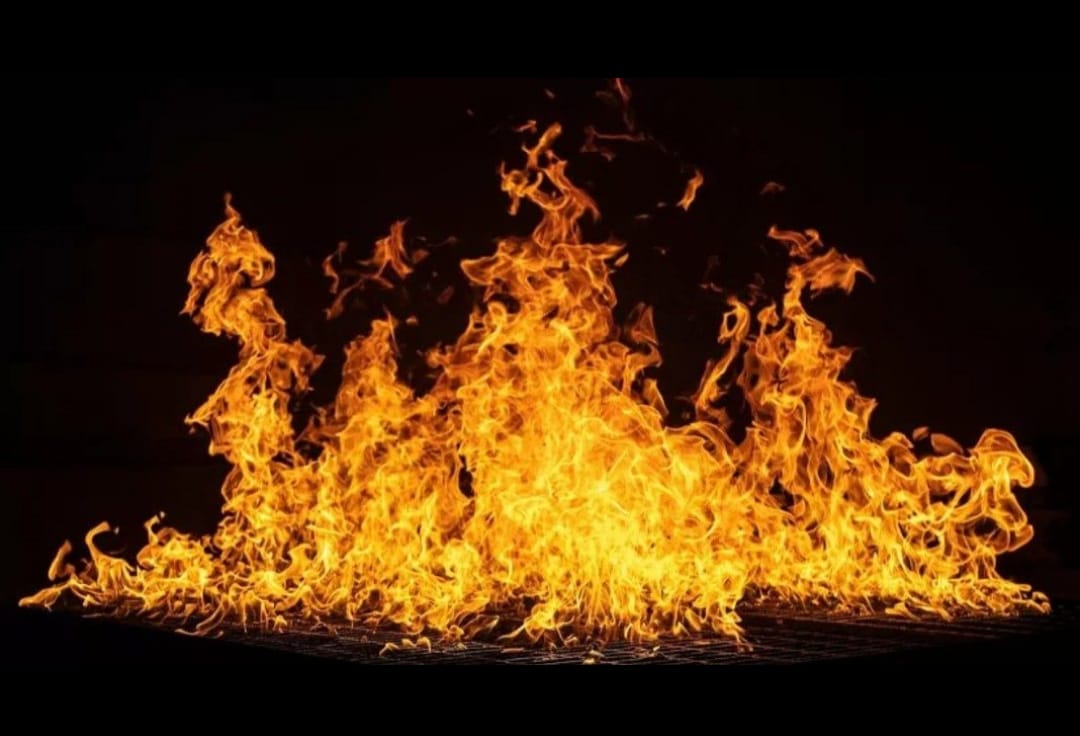 വൻ തീപിടിത്തം: നഗരത്തിലെ പ്രമുഖ വ്യാപാരത്തിന്റെ സ്ഥാപനം കത്തിപ്പോയി; തീ നിയന്ത്രണം വിധേയമാക്കാൻ ശ്രമം തുടരുന്നു.