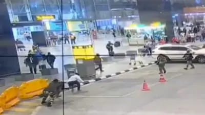 VVIP മേഖലയിൽ ഭീതി: ബെംഗളൂരു വിമാനത്താവളത്തിൽ വടിവാളുമായി അതിക്രമിച്ചു കടന്ന യുവാവ് പിടിയിൽ