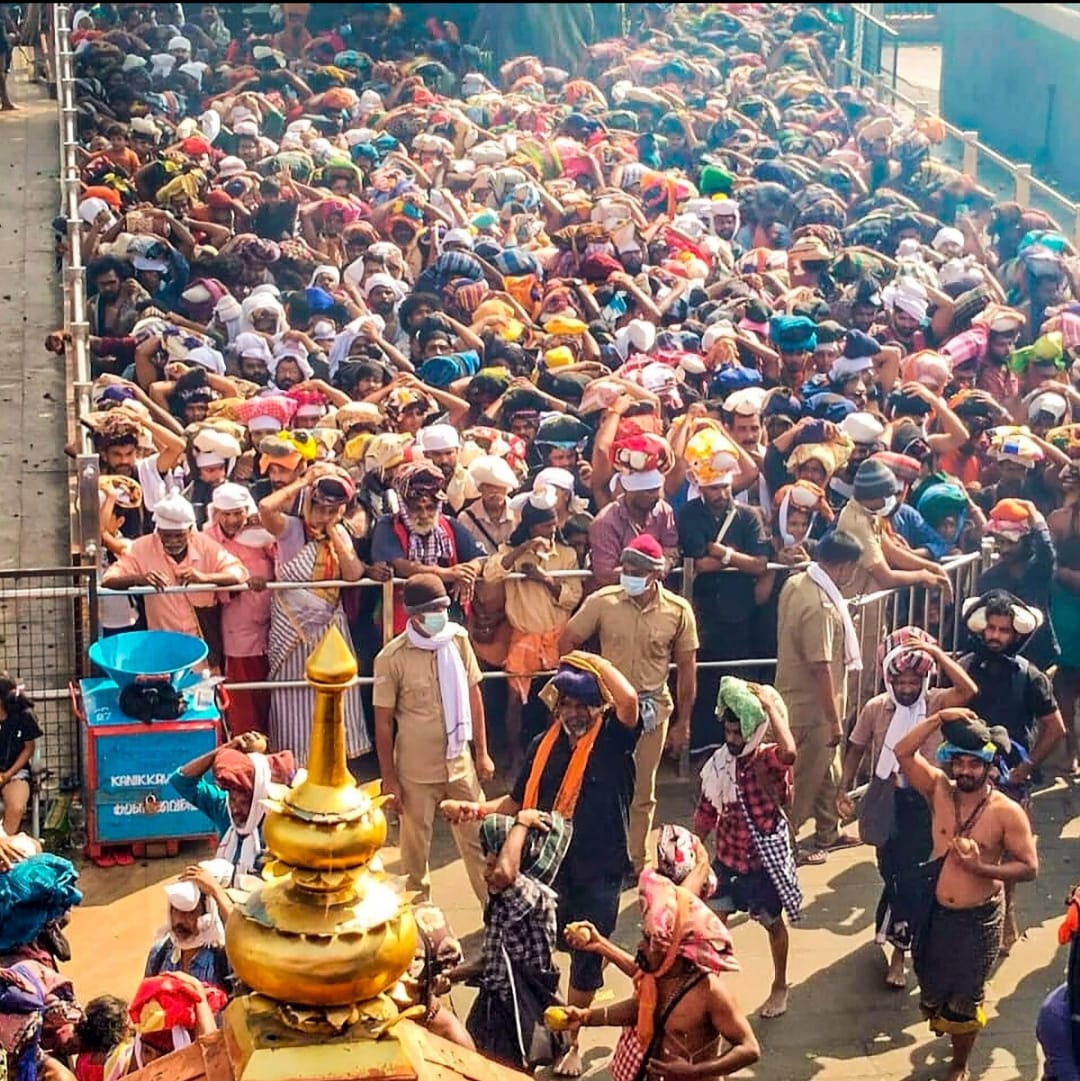 ശബരിമലയിൽ വൻ ദുരിതം: 15 മണിക്കൂറായി വെള്ളവും ഭക്ഷണവുമില്ലാതെ ഭക്തർ, തിരക്ക് നിയന്ത്രിക്കാൻ കഴിയാതെ പോലീസ്
