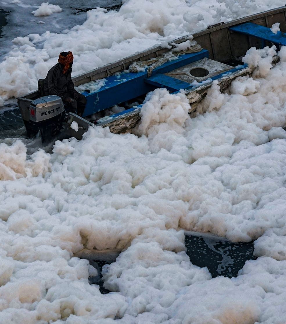 ദില്ലി ശ്വാസം മുട്ടുന്നു: വായുമലിനീകരണം രൂക്ഷം, യമുനയിൽ വിഷപ്പത