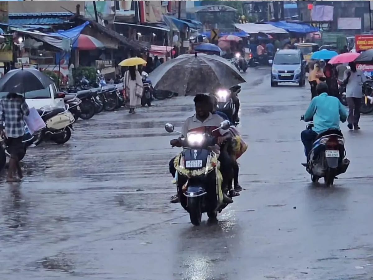 തമിഴ്‌നാട്ടിൽ ദുരിതം വിതച്ച് മഴ: 12 ജില്ലകളിലും പുതുച്ചേരി, കാരയ്ക്കൽ എന്നിവിടങ്ങളിലും വിദ്യാഭ്യാസ സ്ഥാപനങ്ങൾക്ക് അവധി