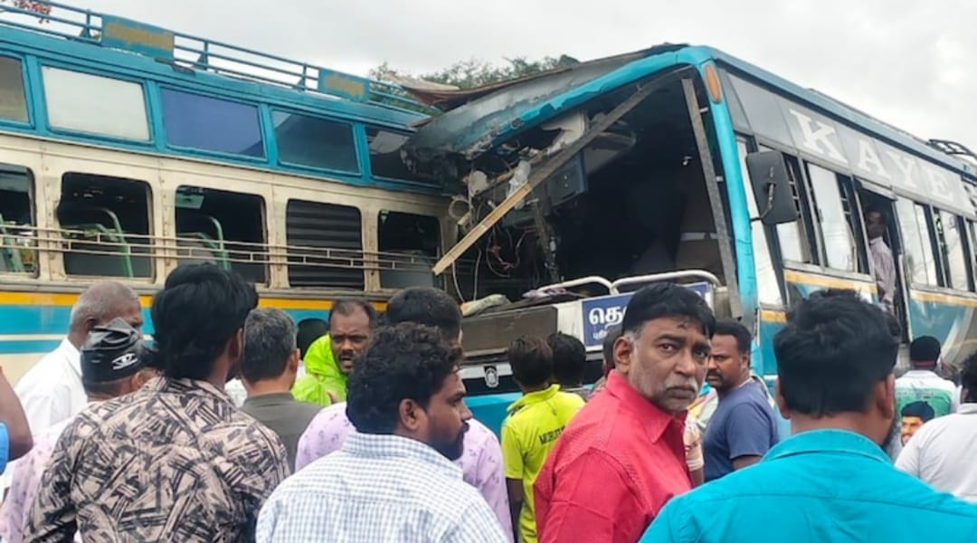 തെങ്കാശിയിൽ സ്വകാര്യ ബസുകൾ കൂട്ടിയിടിച്ച് വൻ ദുരന്തം: ആറ് മരണം, 40 പേർക്ക് പരുക്ക്