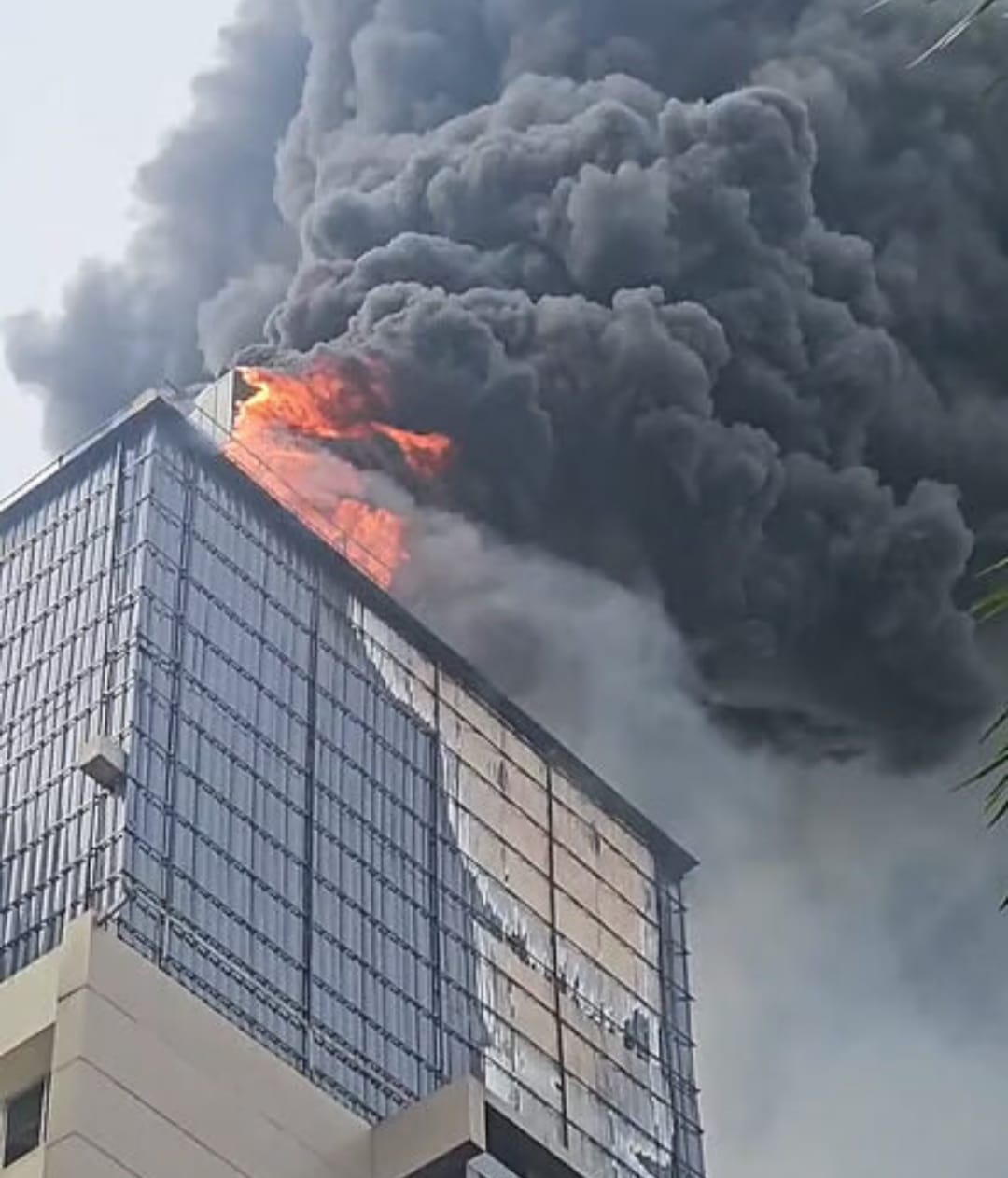 കോഴിക്കോട് ബേബി മെമ്മോറിയൽ ആശുപത്രിയിൽ വൻ തീപിടിത്തം; ആളപായമില്ല