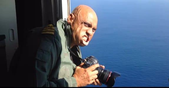 കാറ്റിനോട് യുദ്ധം, 20,000 അടി ഉയരത്തിൽ നേവി ക്യാപ്റ്റന്റെ ‘സാഹസിക ക്ലിക്ക്’