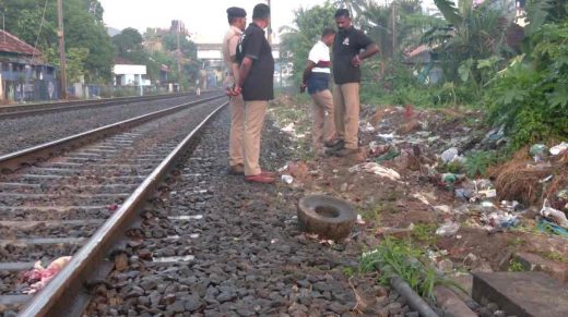 കൊച്ചിയിൽ അട്ടിമറി ശ്രമം? പച്ചാളം പാലത്തിന് സമീപം റെയിൽപാളത്തിൽ ആട്ടുകല്ല്