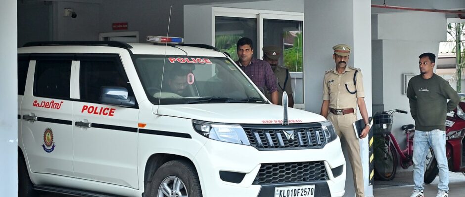 ഫ്ളാറ്റ് ഒഴിയാൻ നോട്ടീസ്;