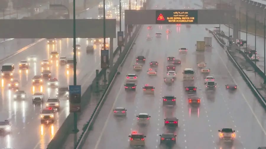 യുഎഇയിൽ മഴ കനക്കുന്നു; ജാഗ്രതാ നിർദ്ദേശവുമായി കാലാവസ്ഥാ നിരീക്ഷണ കേന്ദ്രം